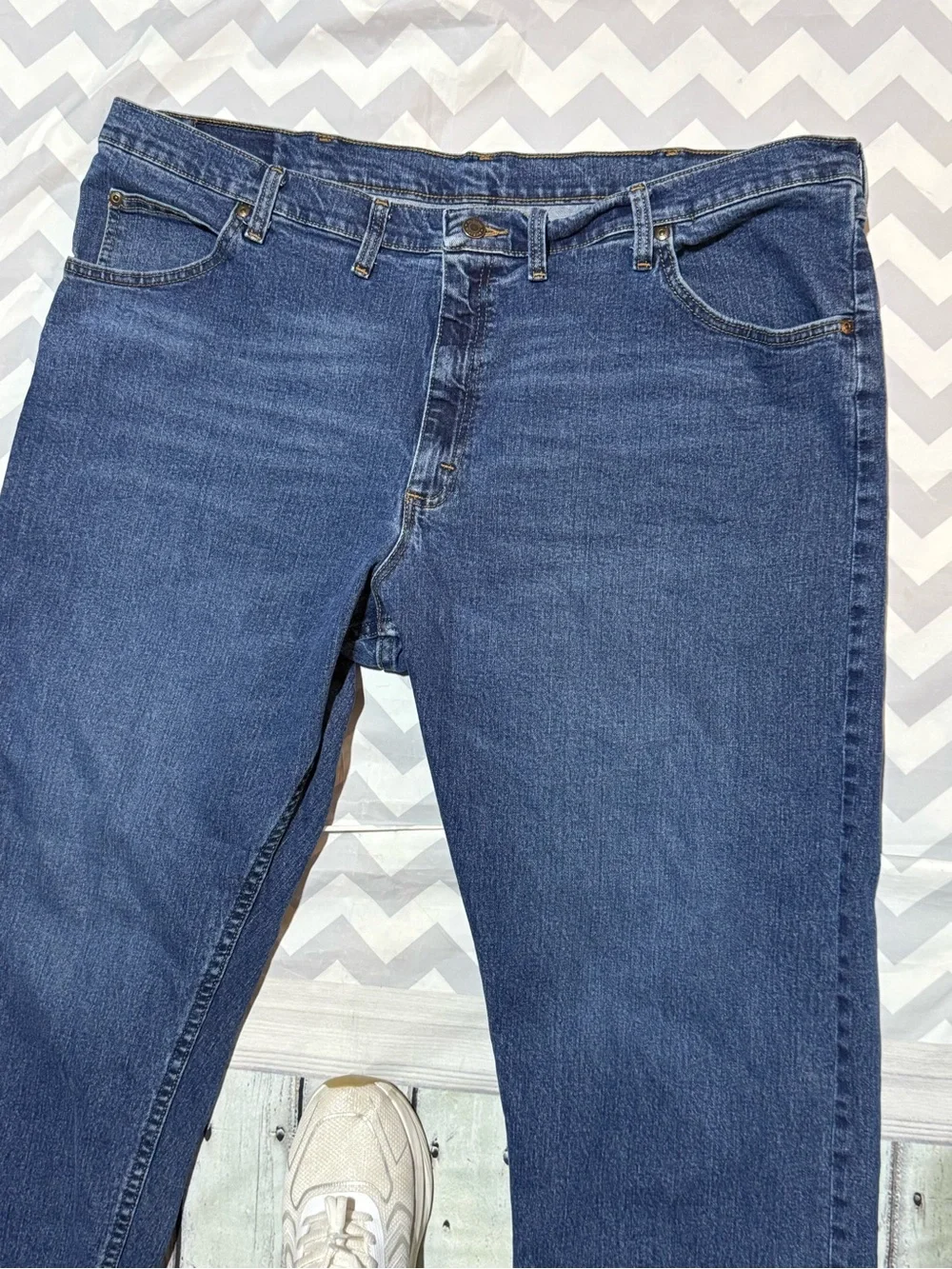 Wrangler Premium Quality Men's Straight Jeans in Classic Denim Blue size 44 x 29